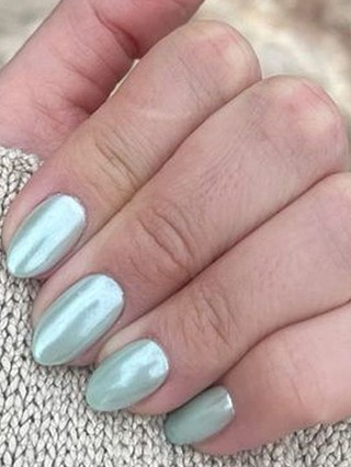 Unhas azuis-esverdeadas vão ser a sensação do verão. 10 vernizes para conseguir este efeito trendy