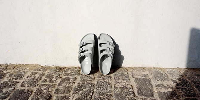 Foto do rabo de padrinho de casamento estragou momento bonito para o noivo. “Ficou assim a noite toda”
